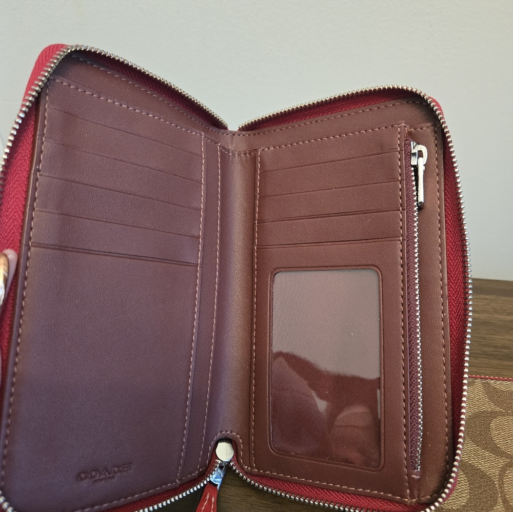 Coach - Picture 3 of 4